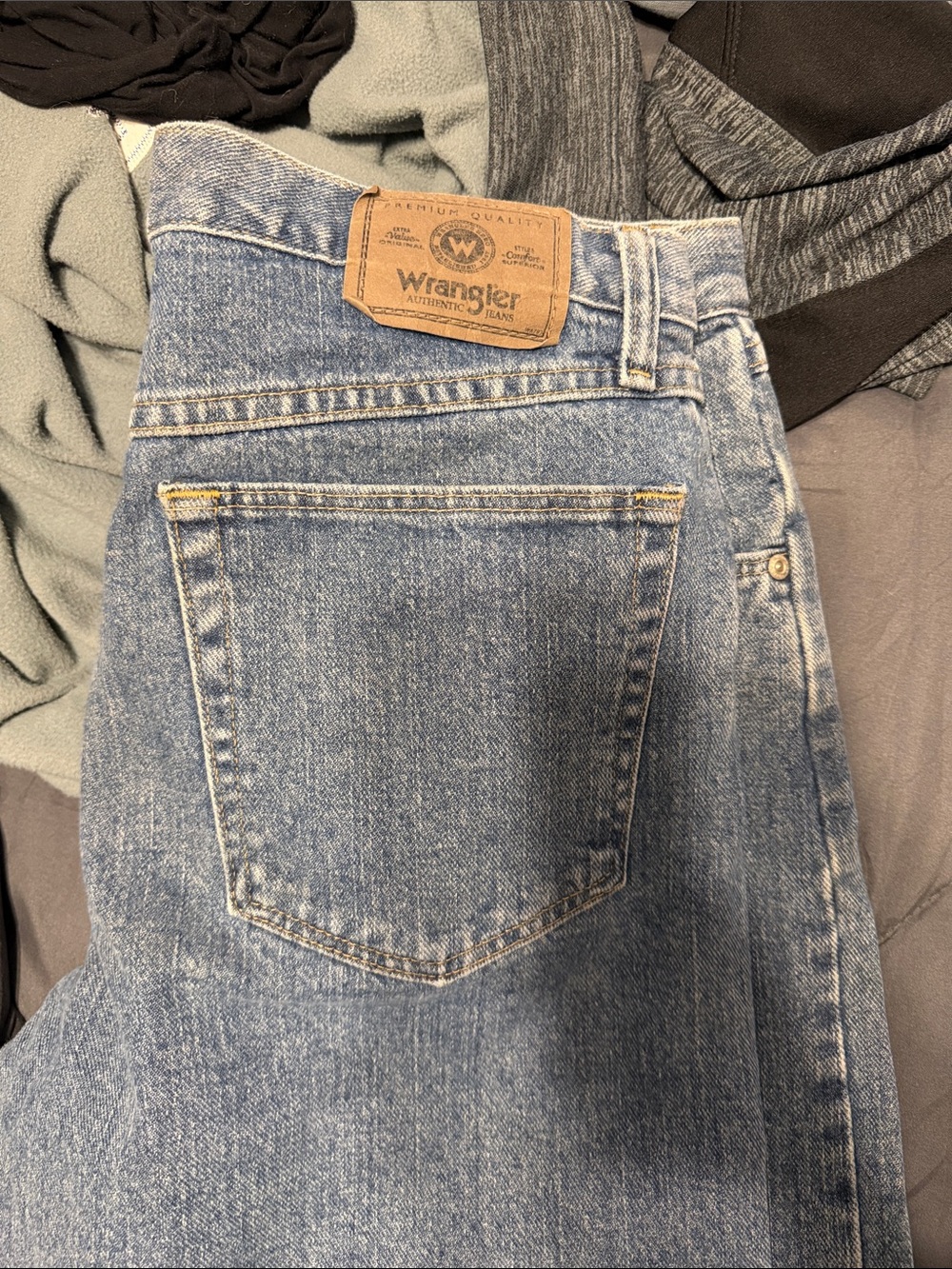 Wrangler light blue denim straight leg jeans - Picture 2 of 3